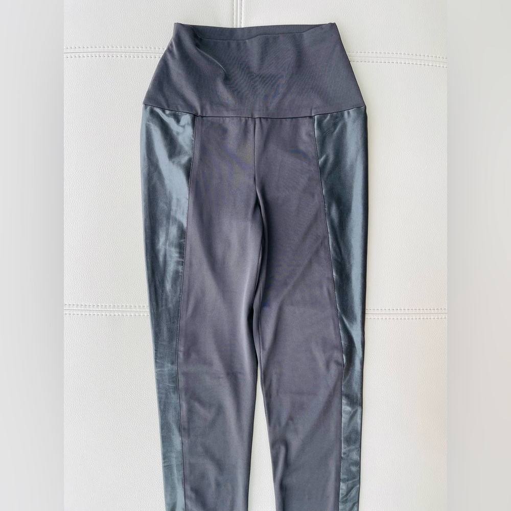New Without Tags
NORMA KAMALI
SPLICED LEGGING
BLACK FOIL SIDES
SIZE XS
